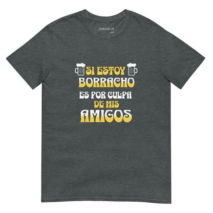 Camiseta clásica unisex: "Borracho por culpa de mis amigos" - La Charlatana