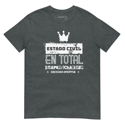 Camiseta clásica unisex: "Estado civil: en total desaprovechamiento" - La Charlatana