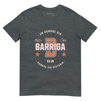 Camiseta clásica unisex: "Hombre sin barriga, hombre sin historia" - La Charlatana