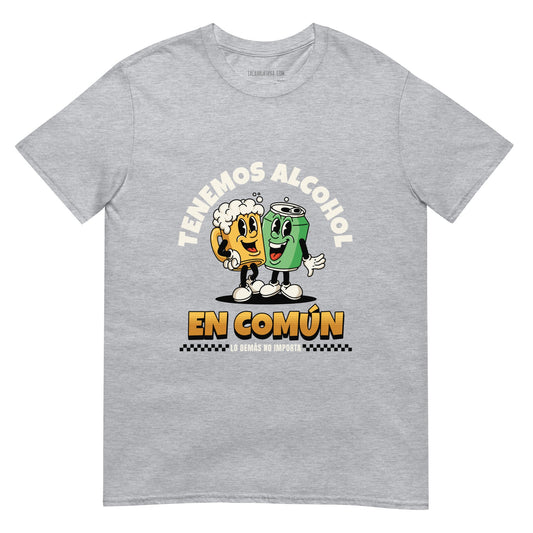 Camiseta clásica unisex: "Tenemos alcohol en común" - La Charlatana