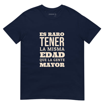 Camiseta clásica unisex: "Tener la misma edad que la gente mayor" - La Charlatana